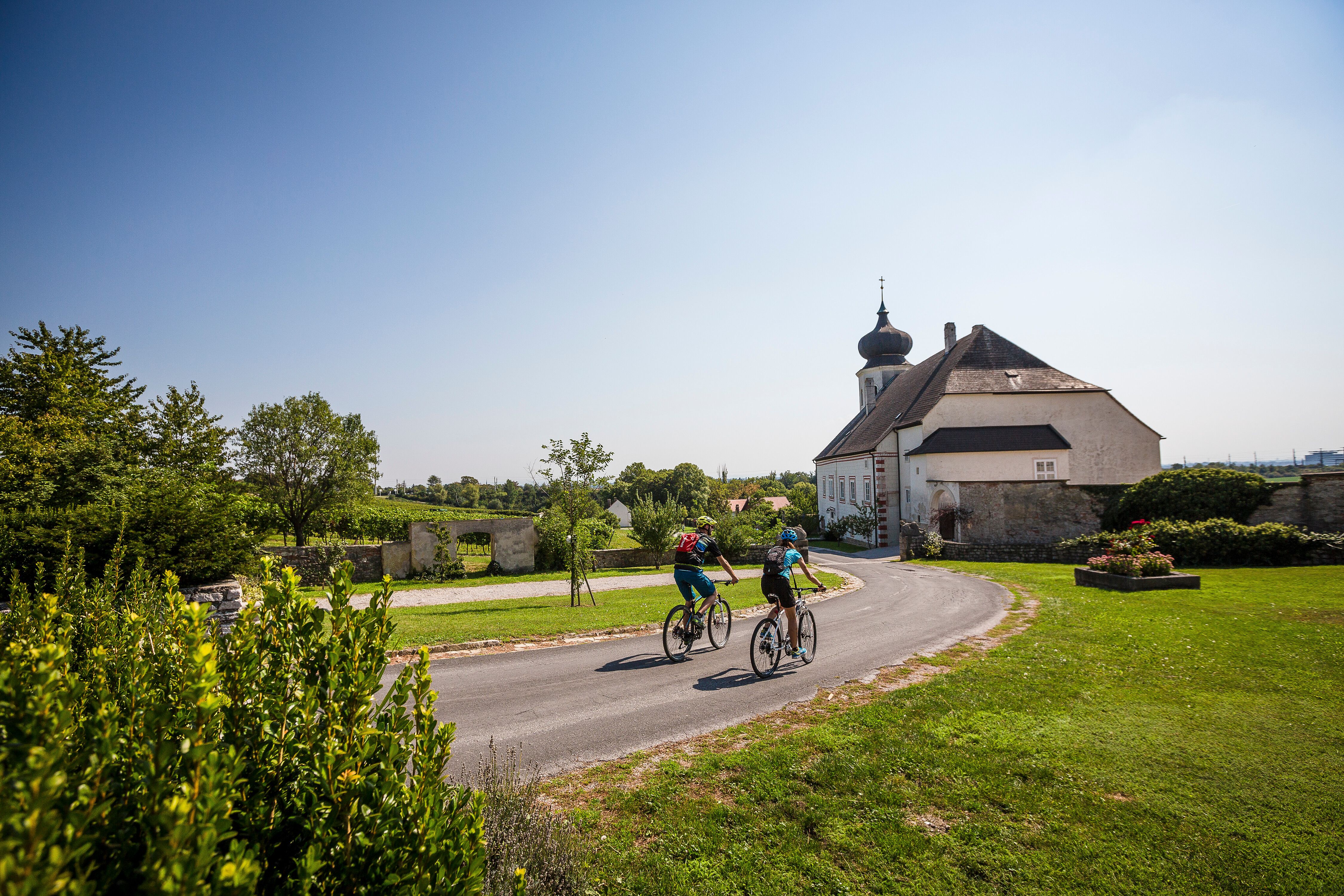 Sanfte Hügel und üppige Wiesen laden zu einer entspannenden Radtour ein. Die klare Luft und die malerische Landschaft schaffen eine perfekte Kulisse für Genussradler, die die Schönheit des Wienerwaldes erleben möchten.