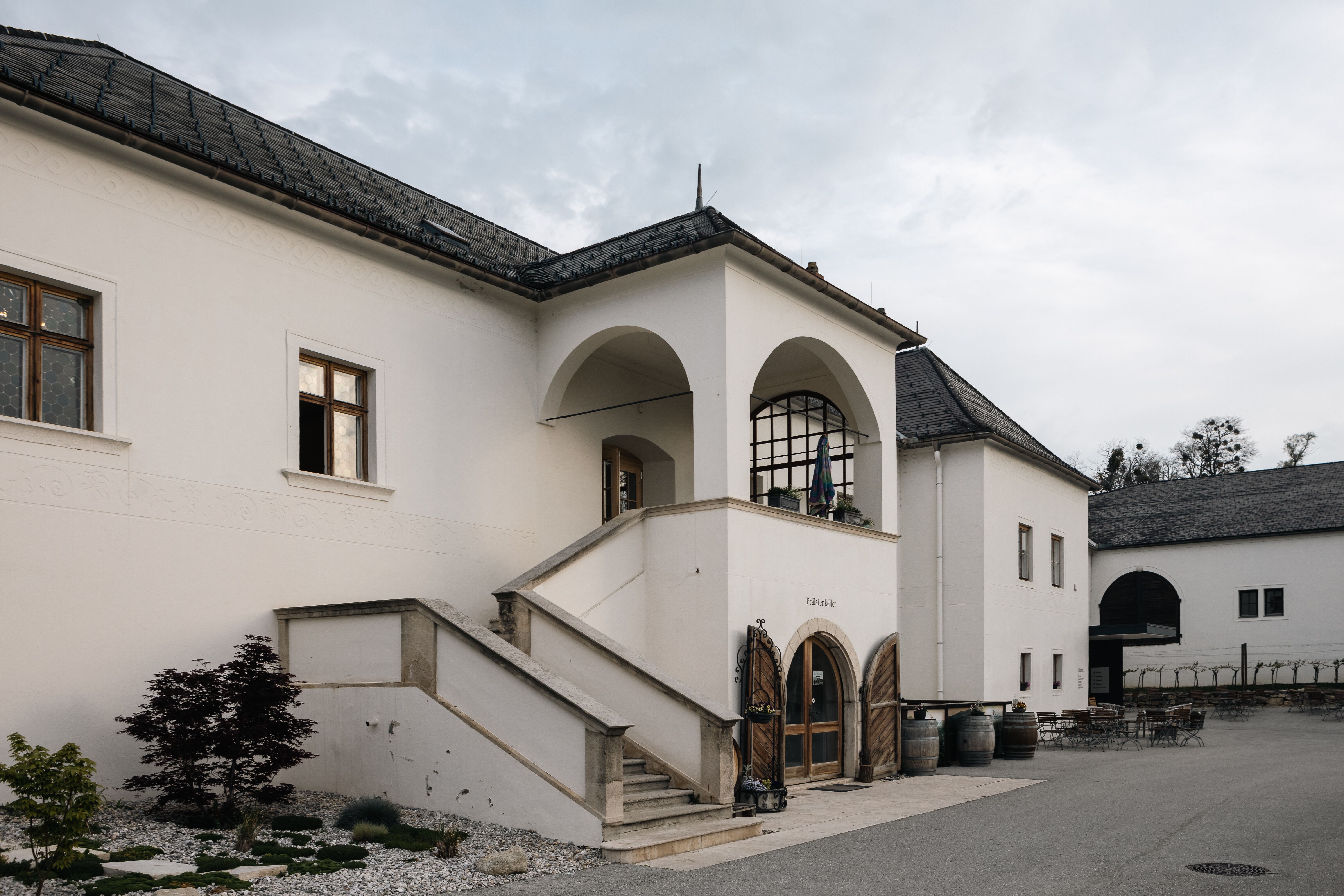 Die sanften Hügel des Wienerwaldes umarmen das Freigut Thallern, wo die Zeit stillzustehen scheint. Hier laden die schattigen Terrassen und die malerische Architektur dazu ein, eine Auszeit zu genießen und die Seele baumeln zu lassen.