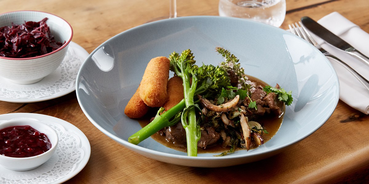 Rehragout mit Erdäpfelcroquetten, © Weinland Thermenregion/Daniel Nuderscher