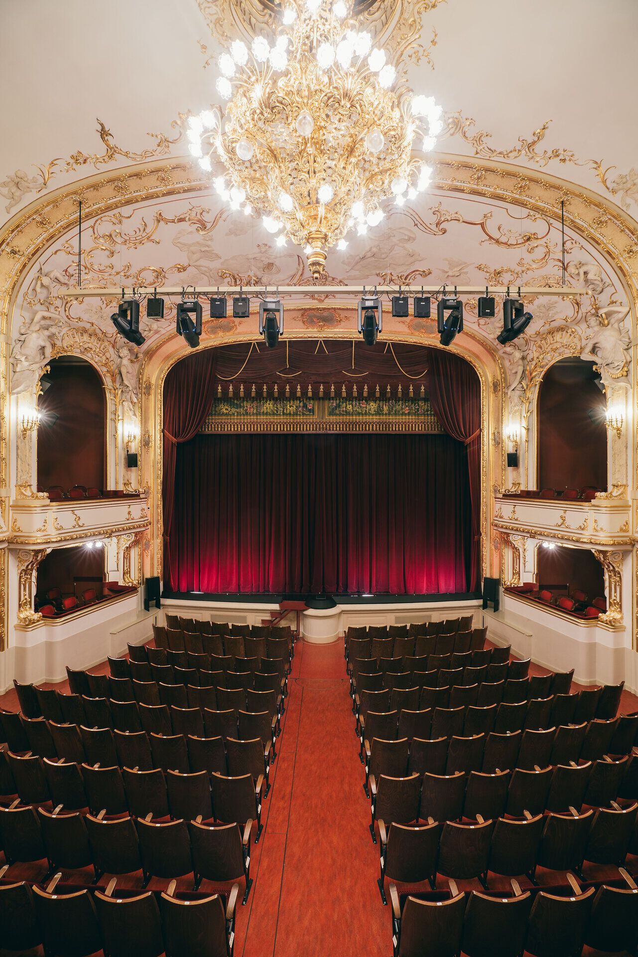 Das Stadttheater Berndorf strahlt eine elegante Atmosphäre aus, die Besucher in eine Welt voller Kunst und Kultur entführt. Die prachtvolle Architektur und die stilvollen Sitzreihen laden dazu ein, unvergessliche Aufführungen zu genießen und sich von der Magie des Theaters verzaubern zu lassen.