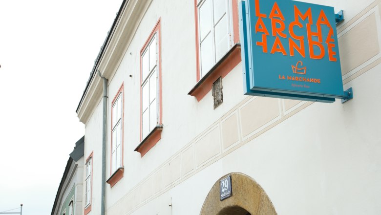 Markenlogo und unser Versprechen: Hochwertige Produkte, persönliche Beratung und ein Stück Savoir-vivre auch für Ihre Feier oder Terrasse., © La Marchande @Lily