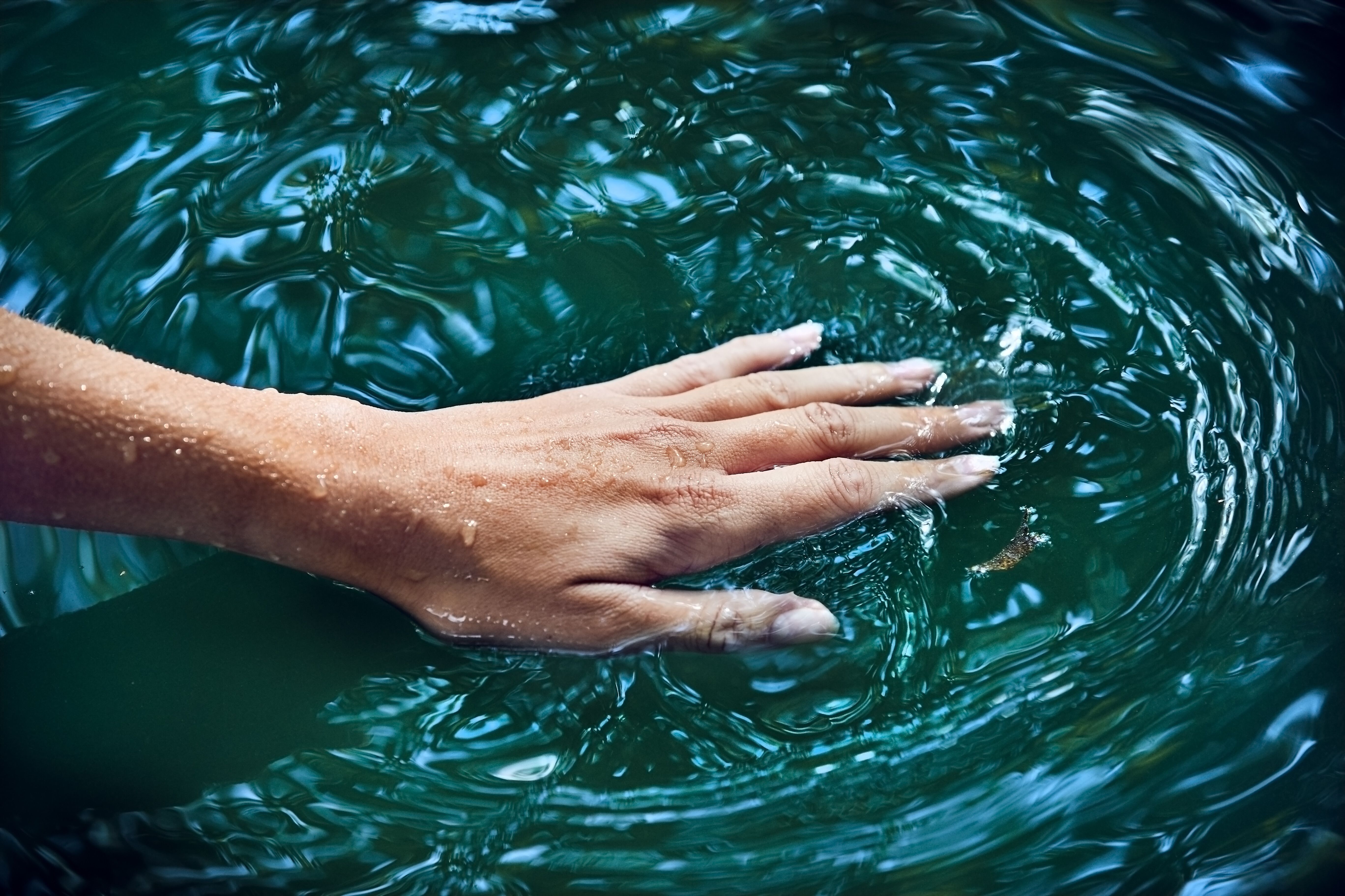 Die sanften Wellen des Wassers laden zum Entspannen ein, während die warmen Sonnenstrahlen die Haut streicheln. Hier, im Thermalbad Vöslau, verschmelzen Natur und Erholung zu einem harmonischen Erlebnis, das die Seele belebt.