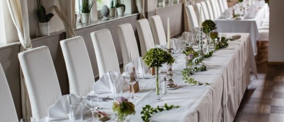 Festlich gedeckter Tisch Krone Gaaden, © Winterly Weddings