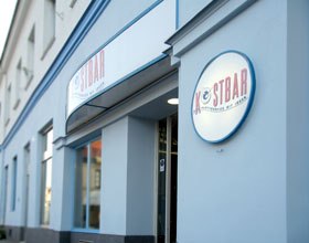 Außenansicht eines Gebäudes mit dem Schild 'Kostbar'.