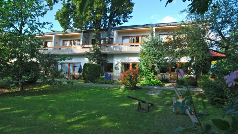 Appartementhotel Witzmann mit Garten und Bäumen.