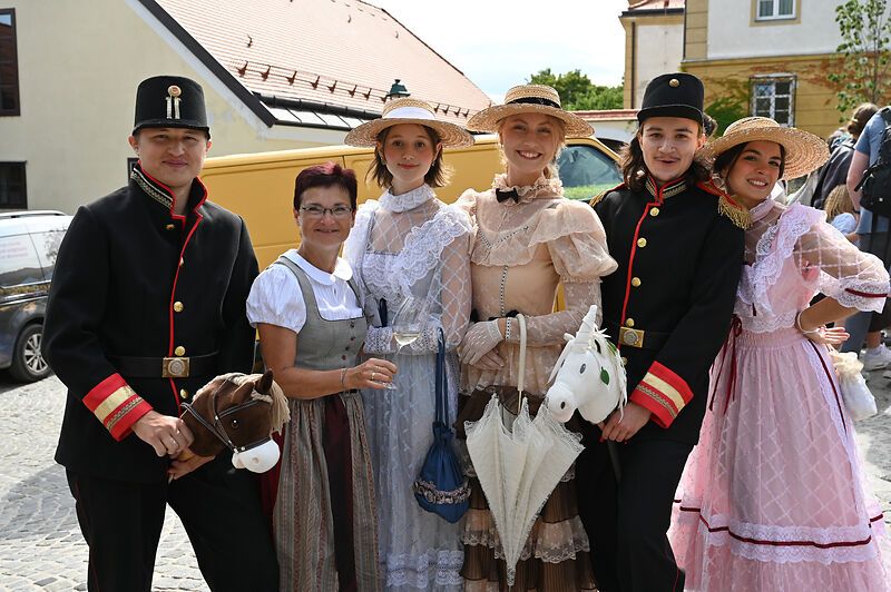 Festlich verkleidete Schauspielerinnen sind auf der Genussmeile unterwegs 
