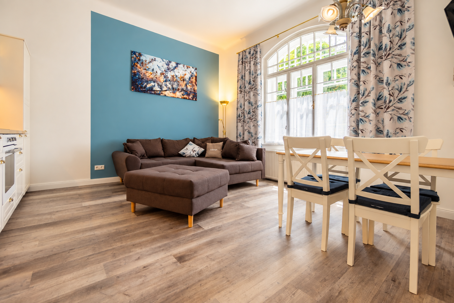 Apartment_Christa_07_Titelbild_Wohnzimmer_Fenster
