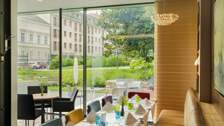 Lobby with a view of the park, &copy; At the Park Hotel