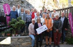 Gruppenfoto der Teilnehmerinnen und Teilnehmer des Tourismuscafés Triestingtal auf der Araburg in Kaumberg.