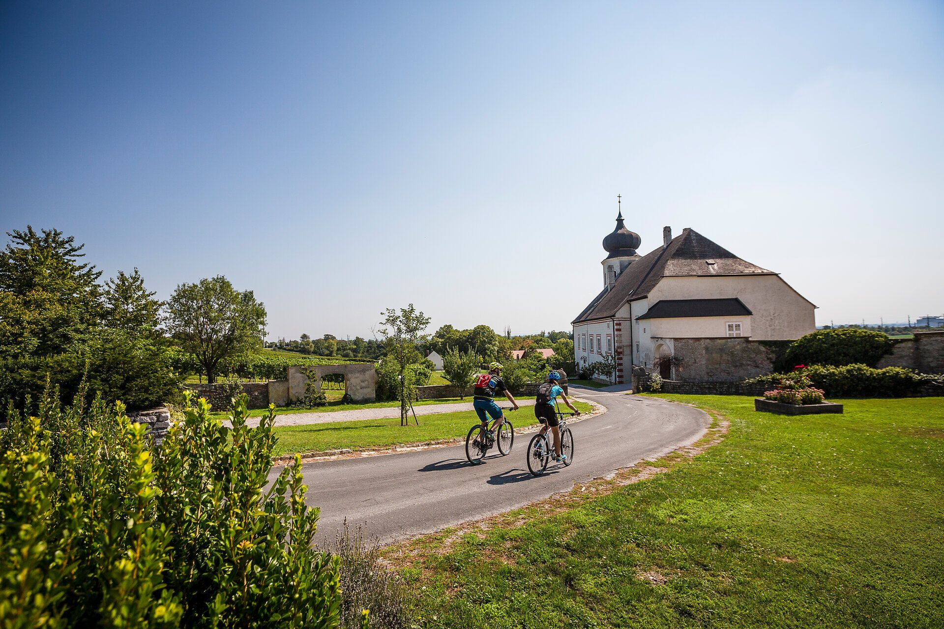 Sanfte Hügel und üppige Wiesen laden zu einer entspannenden Radtour ein. Die klare Luft und die malerische Landschaft schaffen eine perfekte Kulisse für Genussradler, die die Schönheit des Wienerwaldes erleben möchten.