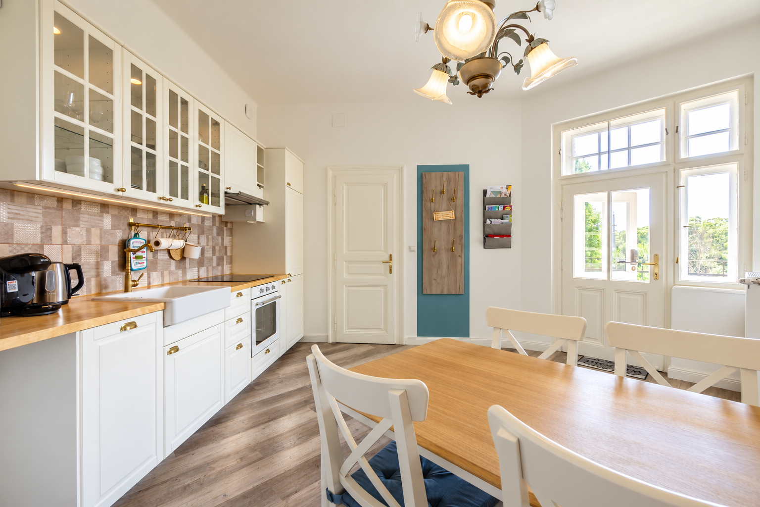 Apartment_Katja_07_Kueche_Essbereich_Fenster
