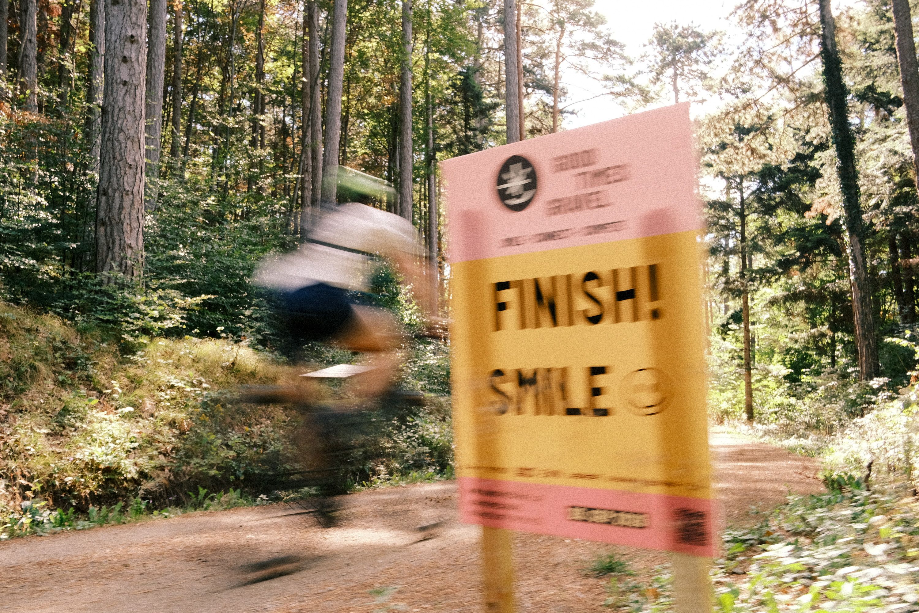 Hölzernes FINISH-Schild am Waldrand beim Gravelbike-Event GOOD TIMES GRAVEL im Wienerwald.