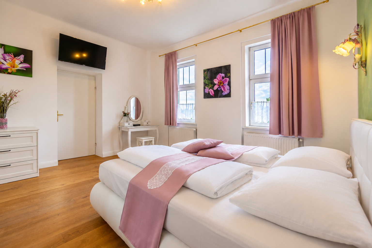 Apartment_Lara_05_Schlafzimmer_TV_Fenster