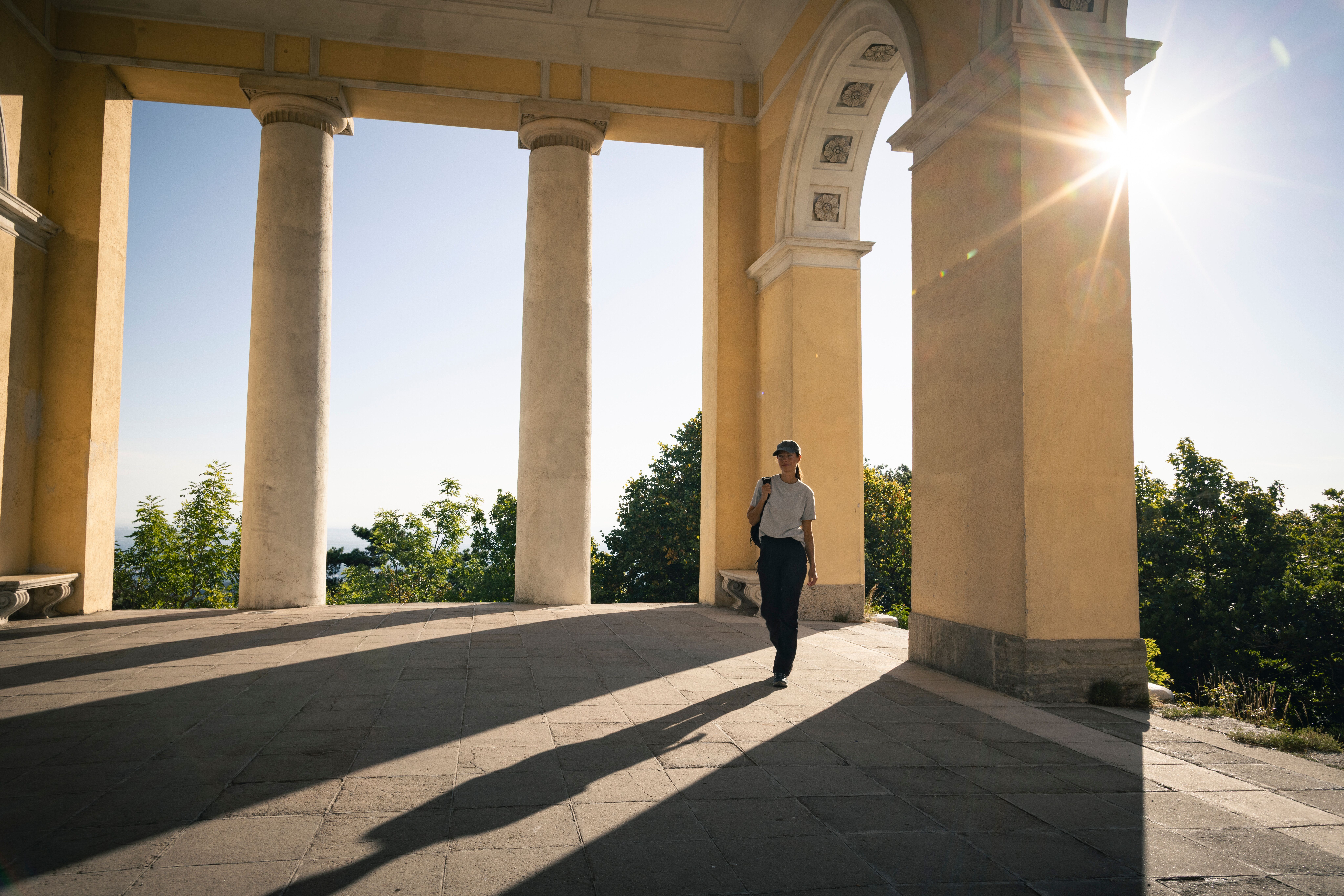 Frau spaziert durch den Husarentempel