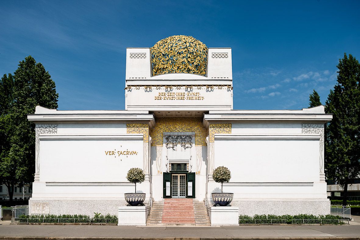Frontansicht des Secessionsgebäudes in Wien mit goldener Kuppel und Inschrift.
