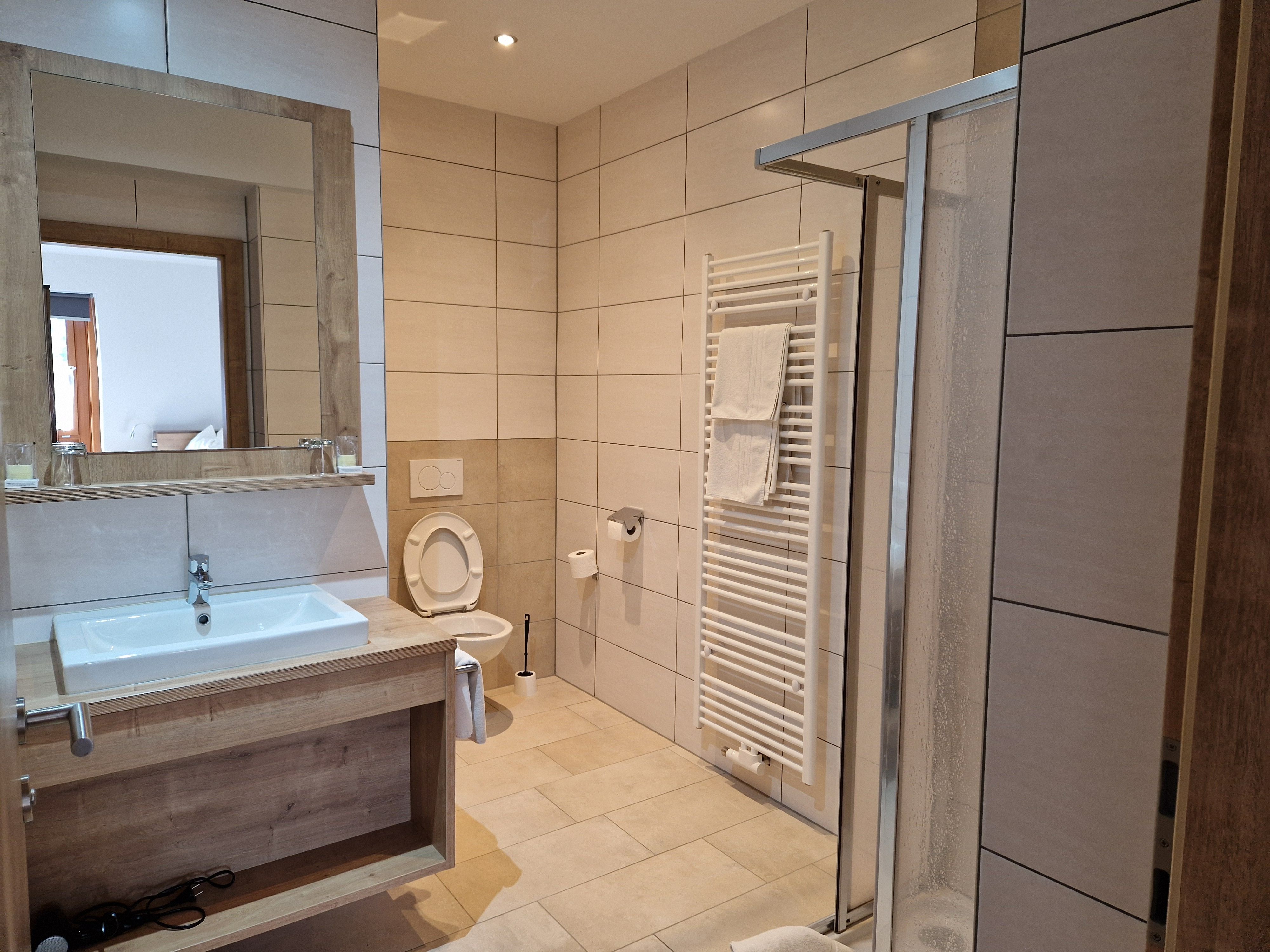 modern renoviertes Badezimmer mit WC, Dusche und Waschtisch