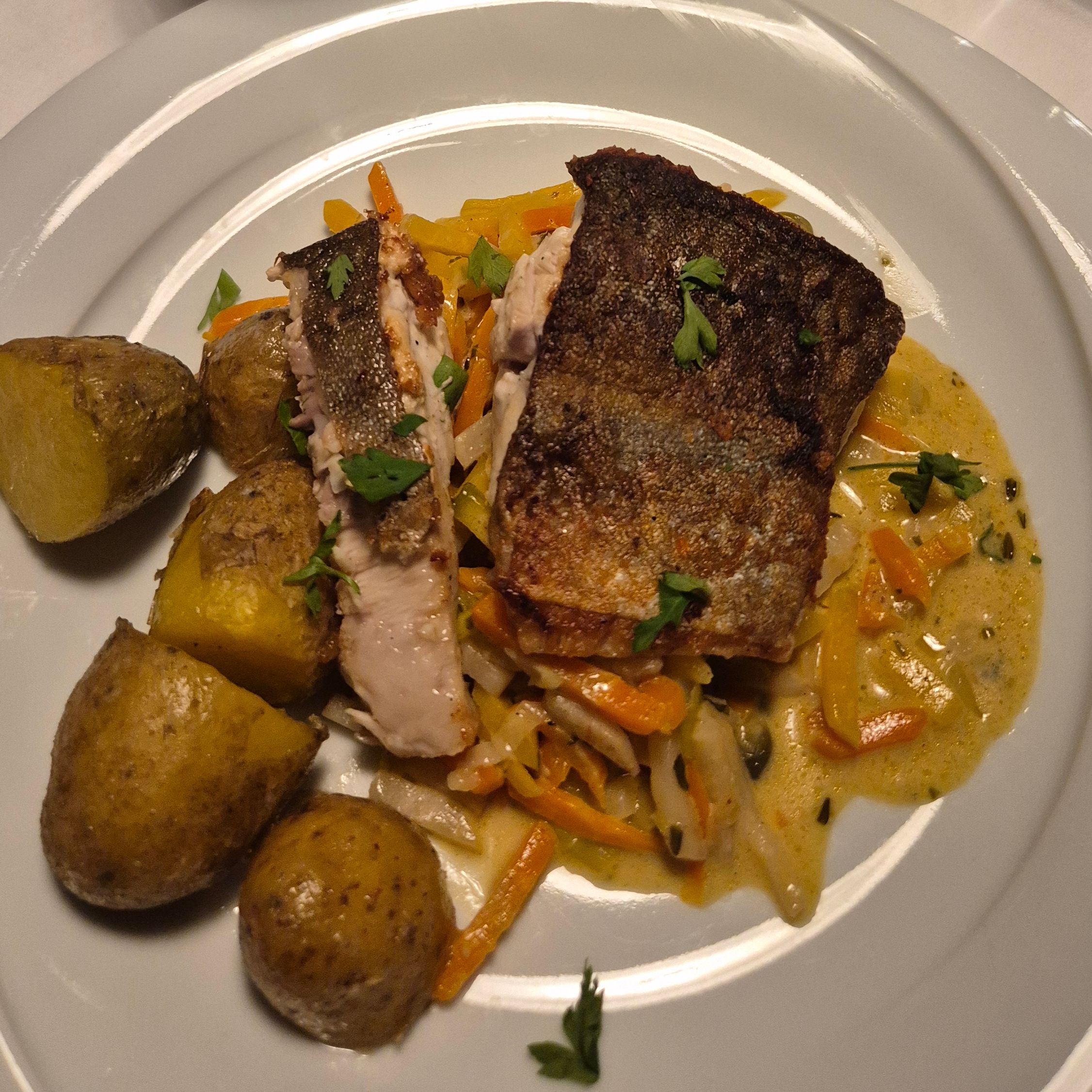 herrliches Fisch-Filet mit Kartoffeln auf Wurzelgemüse