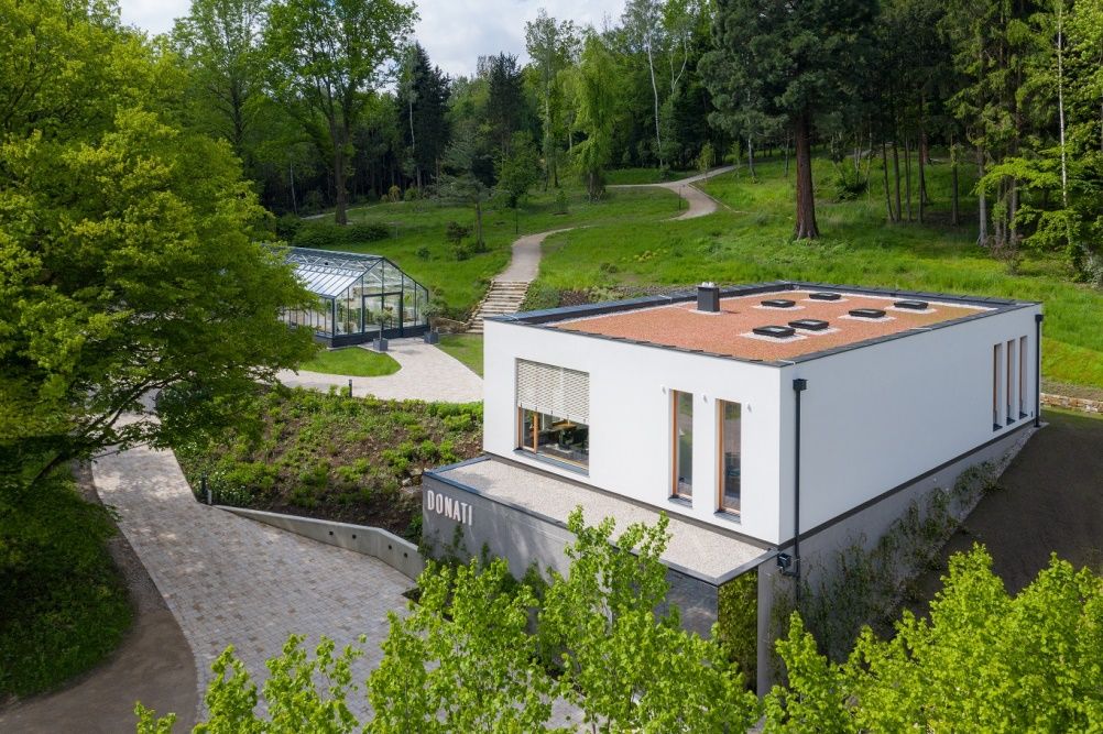 Modernes Gebäude im Donati Garten mit umliegender Natur.