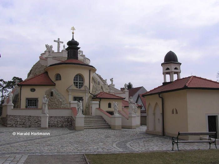 Kirche in Maria Lanzendorf mit Statuen und Glockenturm.