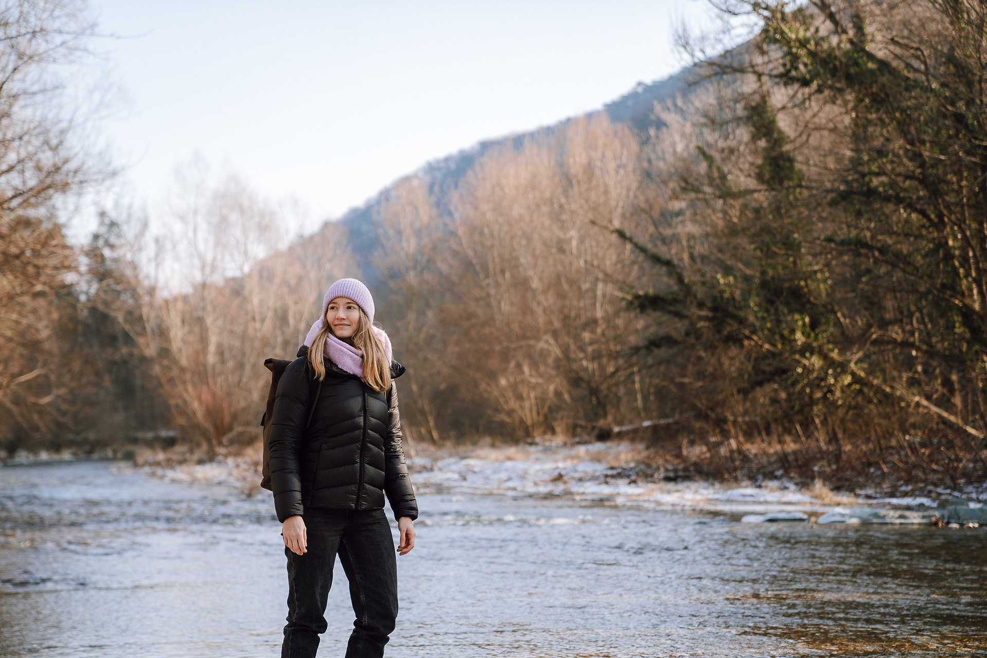 In der winterlichen Idylle des Helenentals wandert eine Person entlang des glitzernden Wassers, umgeben von schneebedeckten Bäumen und sanften Hügeln. Die klare Luft und die ruhige Atmosphäre laden dazu ein, die Schönheit der Natur in vollen Zügen zu genießen.