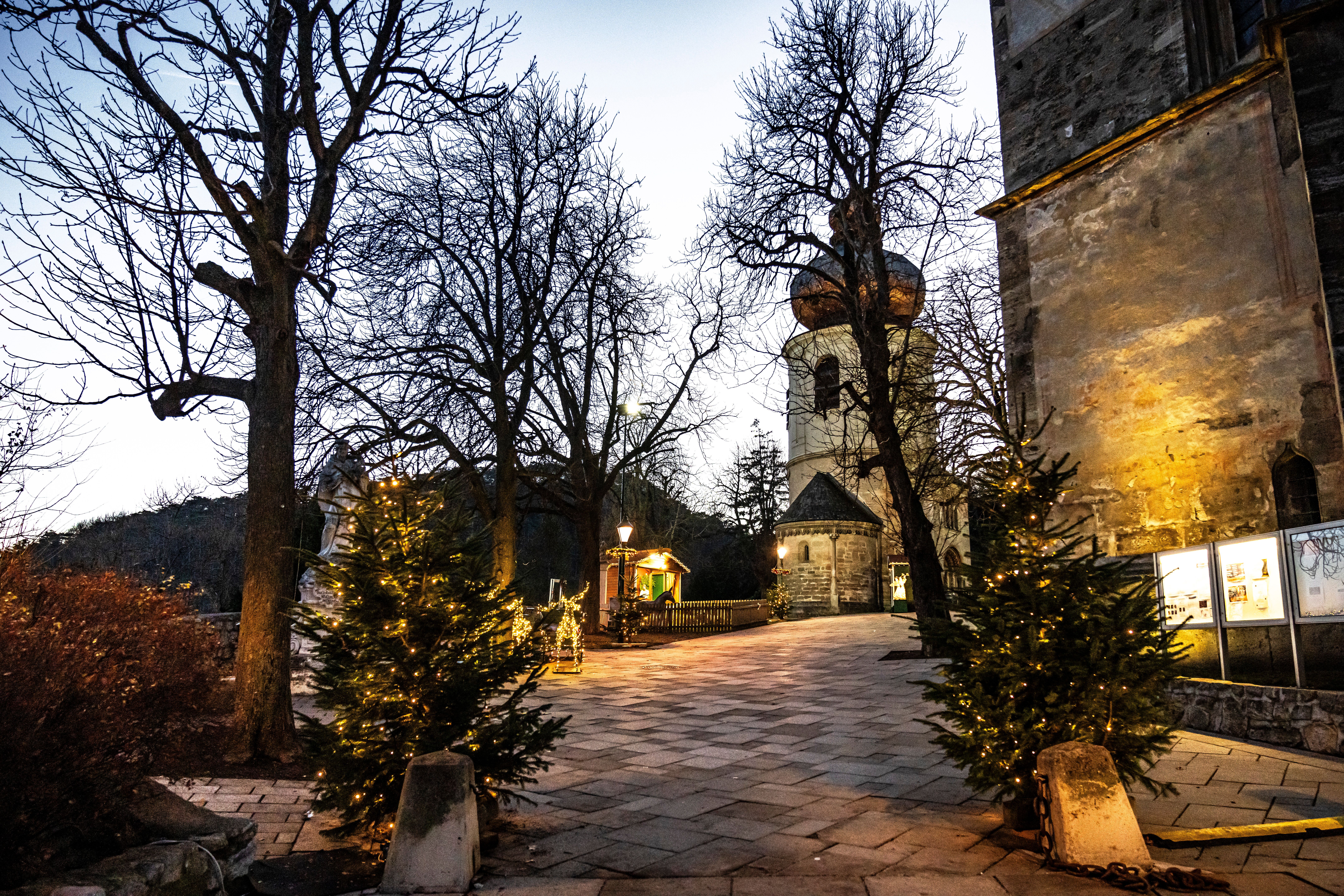 In der beschaulichen Vorweihnachtszeit erstrahlt die Stadt in festlichem Glanz. Die Weihnachtsbeleuchtung zaubert eine warme Atmosphäre, während die kahlen Bäume sanft im Winterwind wiegen. Ein Spaziergang durch die beleuchteten Gassen verspricht unvergessliche Momente und die Vorfreude auf das Fest.