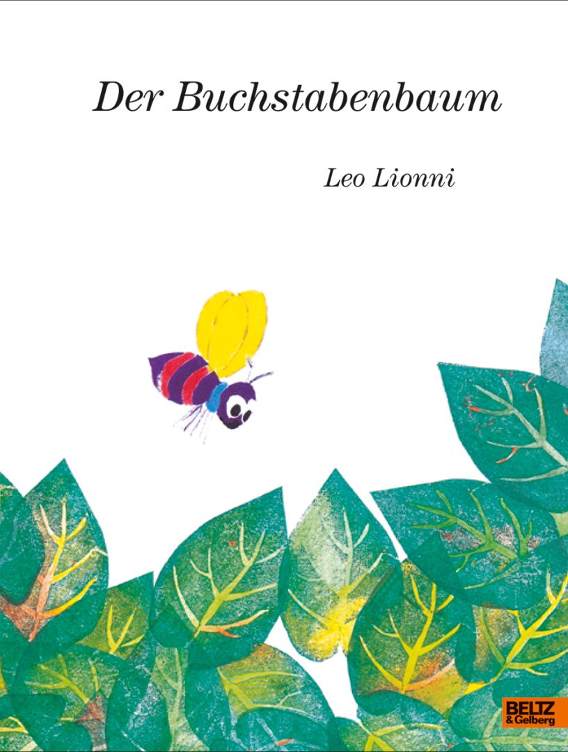 Ein Biene fliegt zu einem Baum.