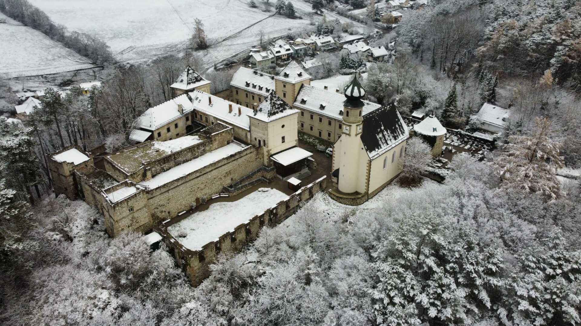 Burg Neuhaus und Pfarrkirche mit Schnee darauf