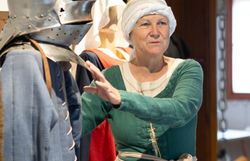 Christine Dworschak führt durch die Araburg