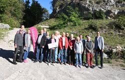 Gruppenfoto der Teilnehmerinnen und Teilnehmer des Tourismuscafés Triestingtal vor der Araburg in Kaumberg.