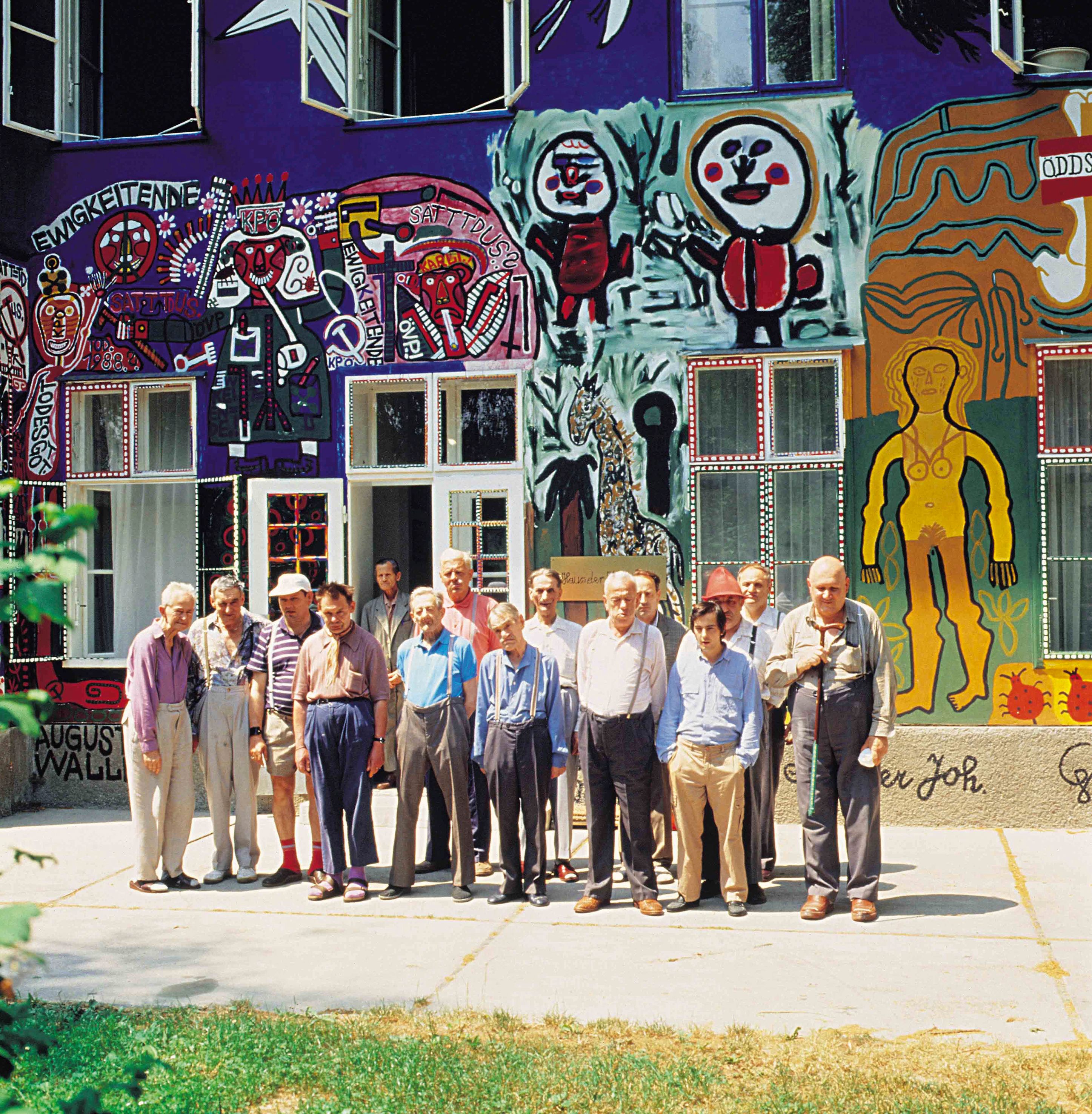 Die Künstler vor dem Haus der Künstler in Gugging
