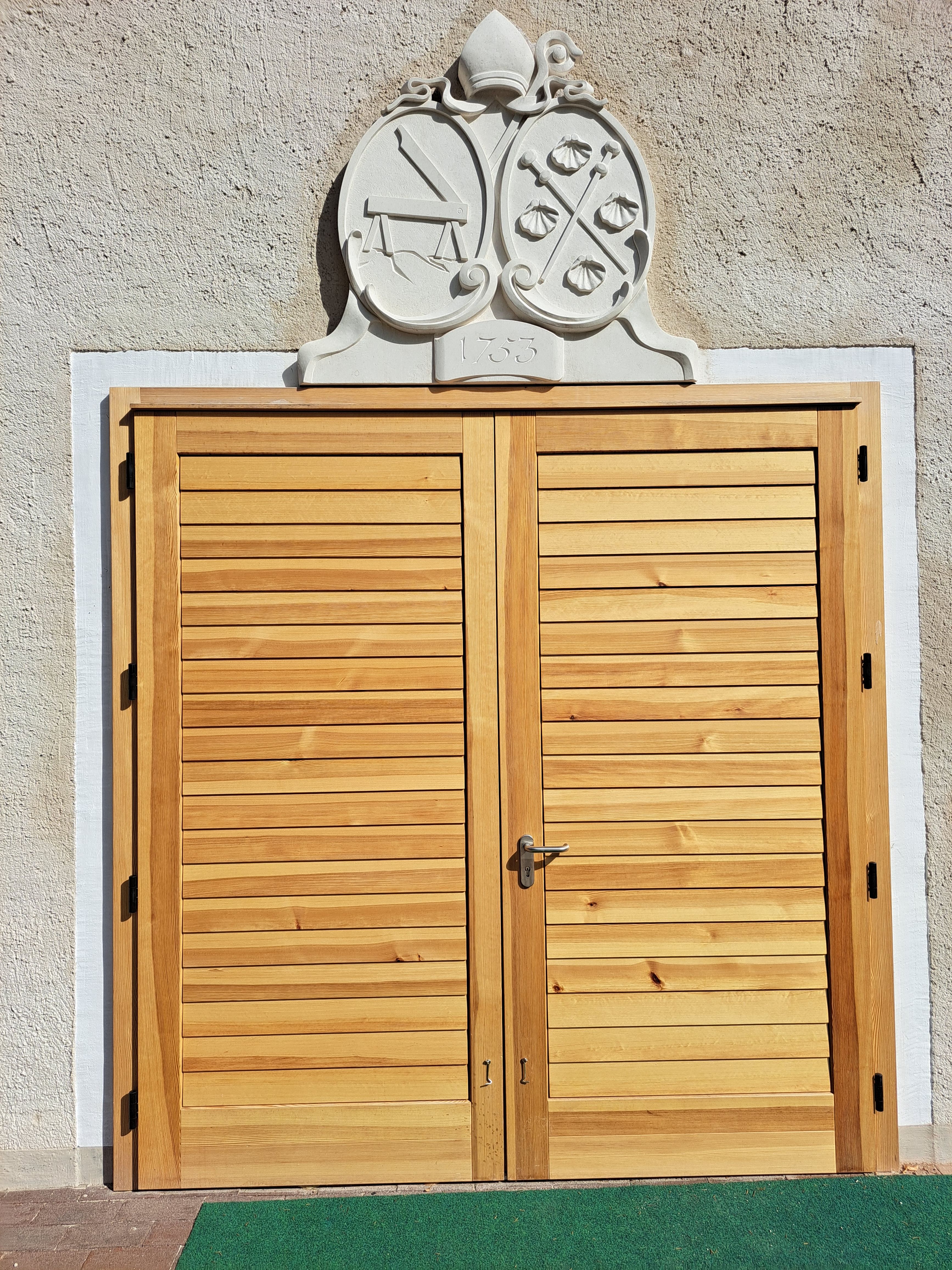 Haupteingang mit Wappen des Abtes Jacob Pach (1753)