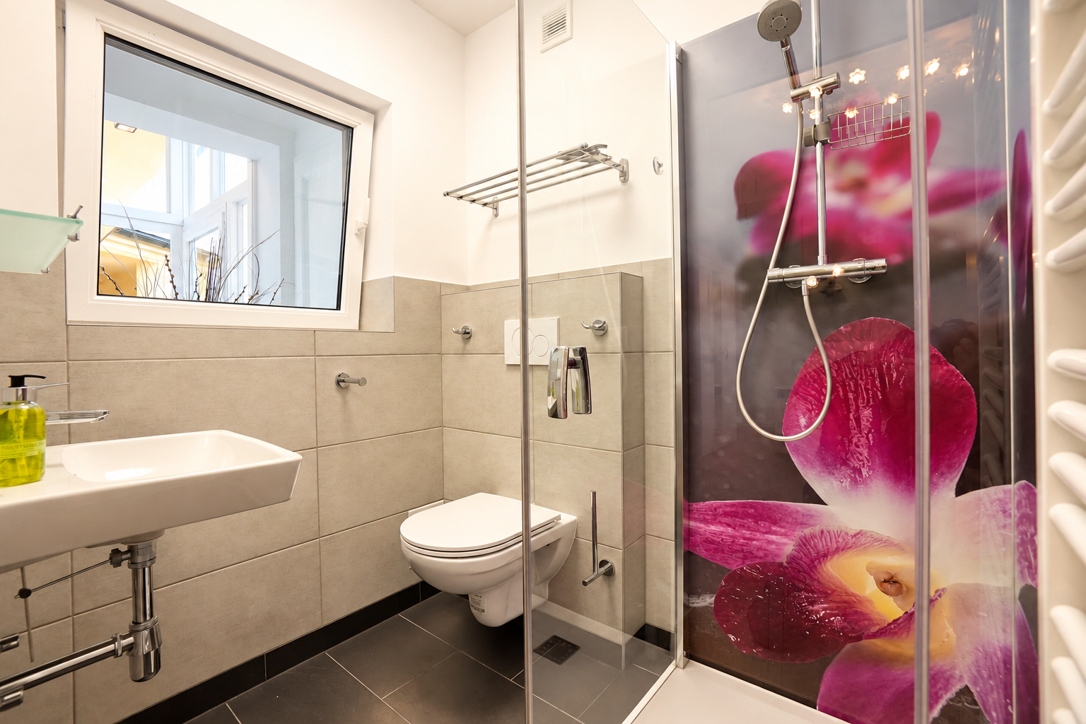 Apartment_Lara_03_Bad_Waschbecken_Dusche