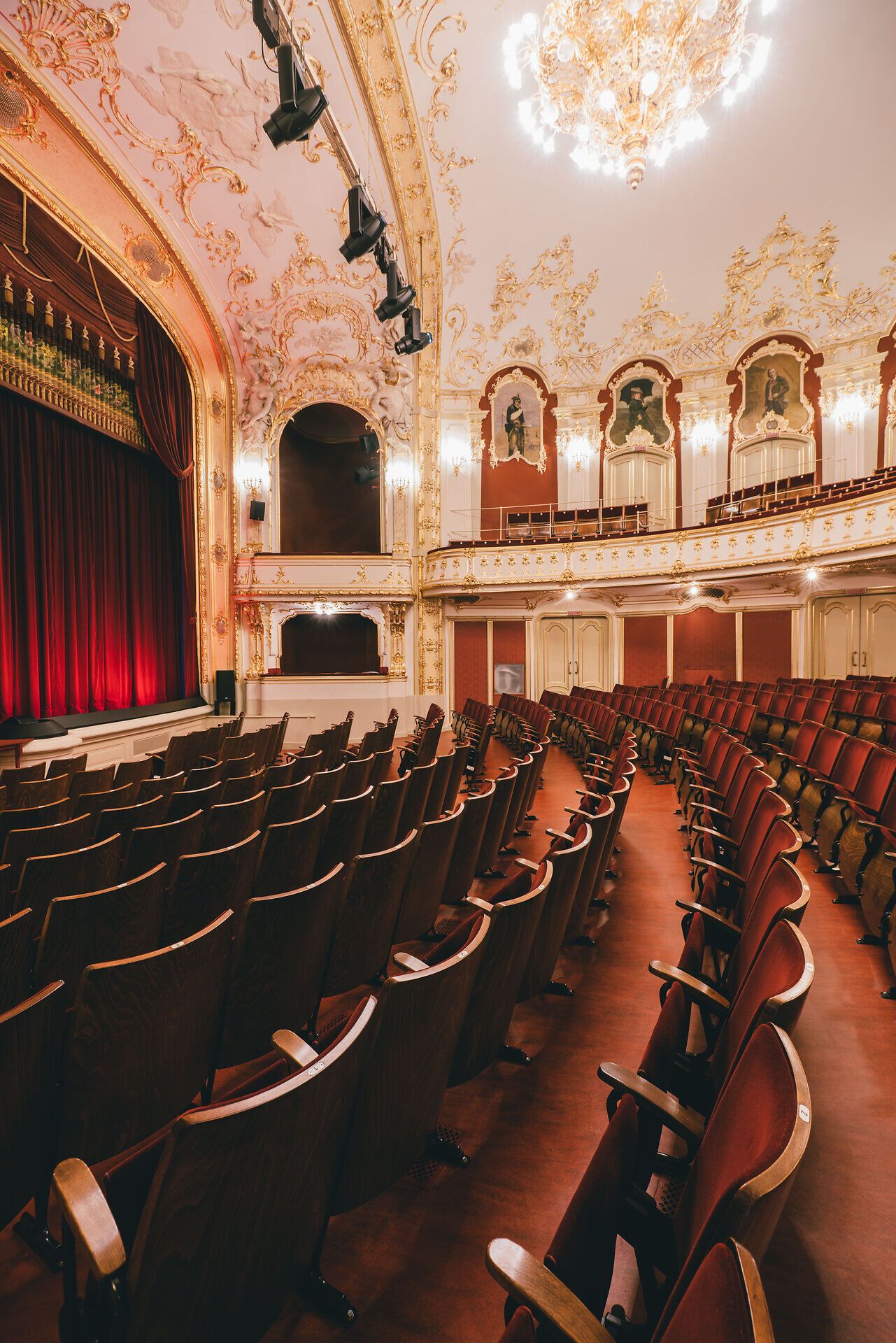 Das Stadttheater Berndorf strahlt eine elegante Atmosphäre aus, die Besucher in eine Welt voller Kunst und Kultur entführt. Die prunkvolle Architektur und die stilvollen Sitzreihen laden dazu ein, unvergessliche Aufführungen zu genießen und sich von der Magie des Theaters verzaubern zu lassen.