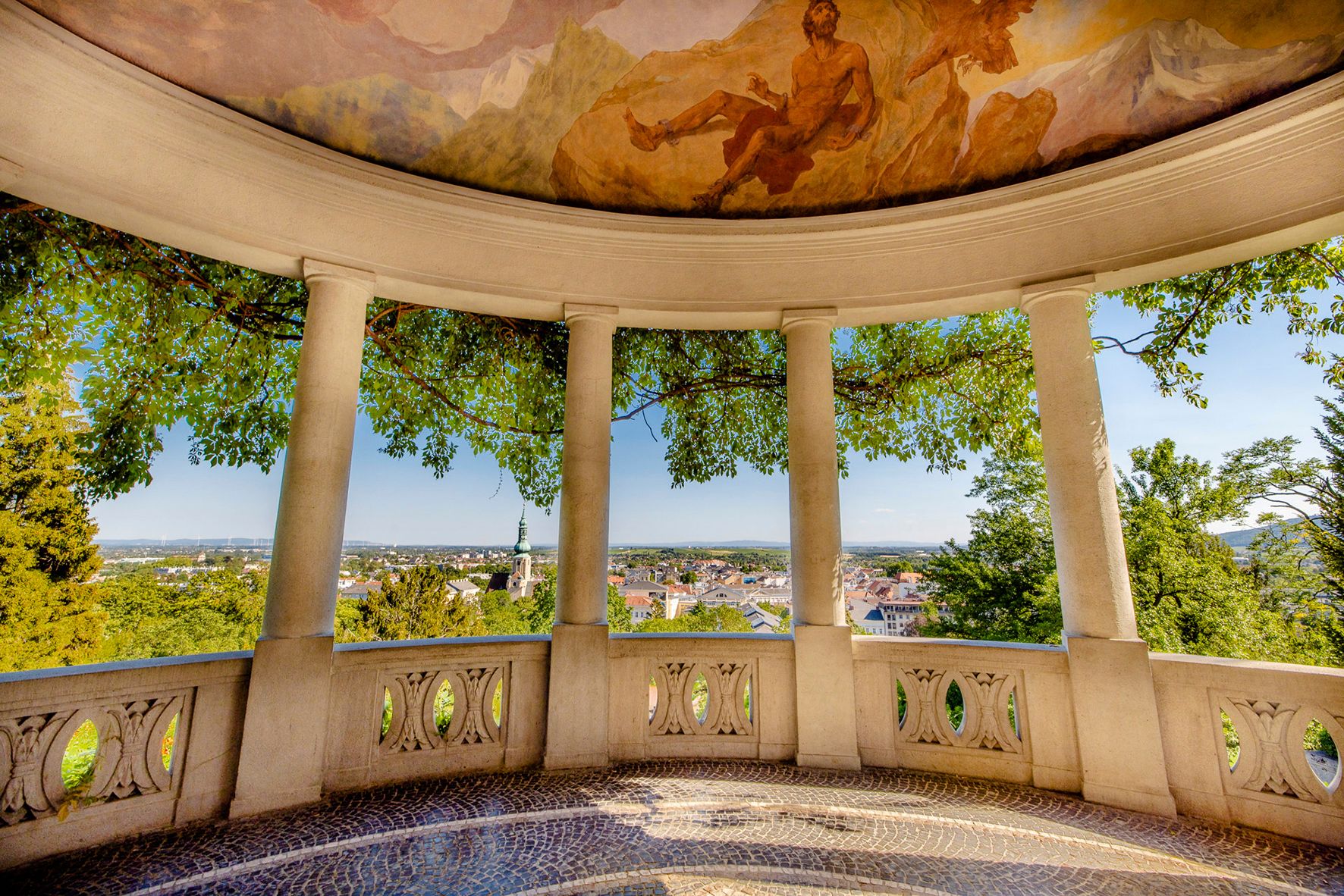 Innenansicht des Beethoventempels in Baden mit Blick auf die Stadt und bemalter Decke.