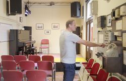 Matthias Schorn drückt am alten Schaltpult des Bahnhofs.