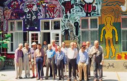 Die Künstler vor dem Haus der Künstler in Gugging