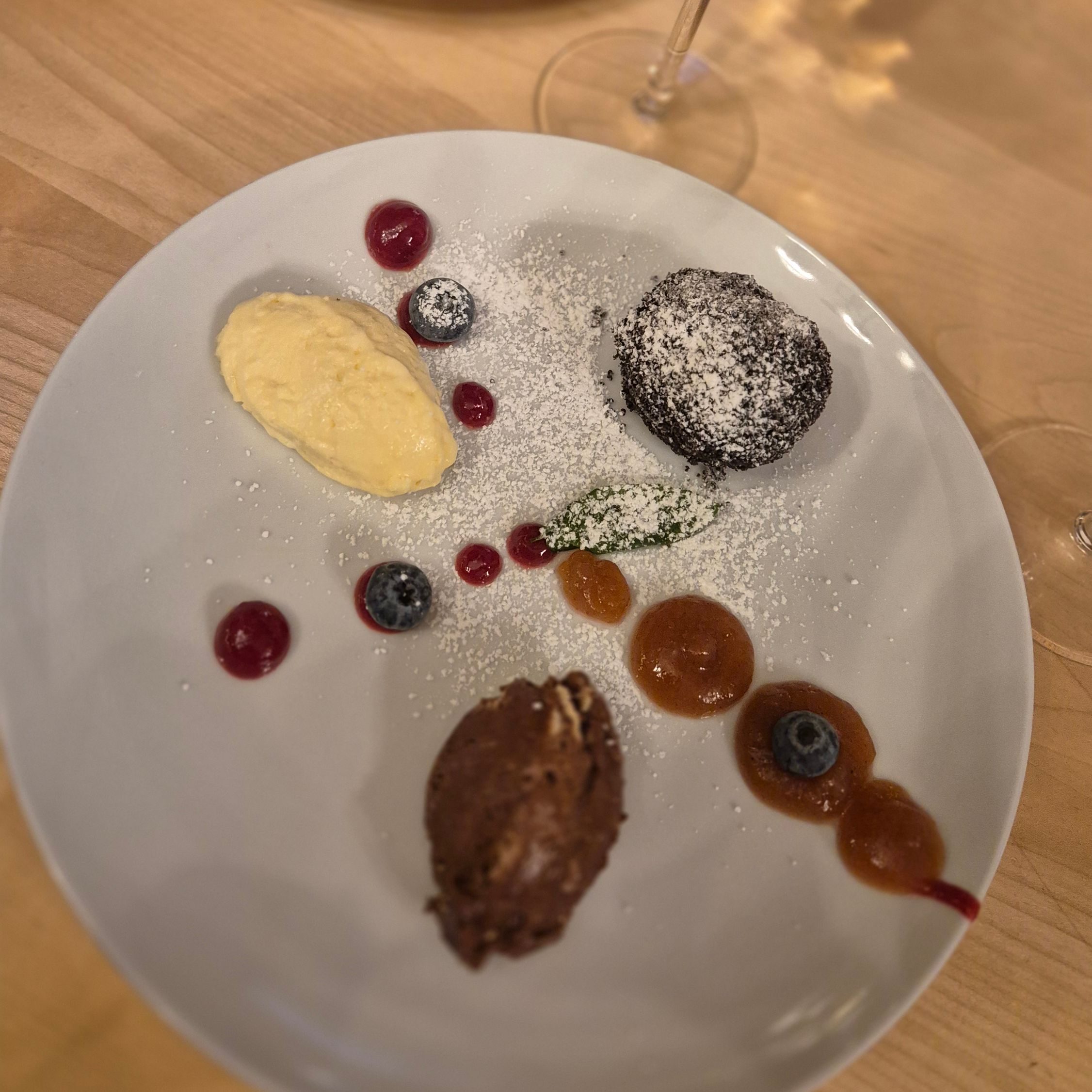 wunderschön angerichtetes Dessert - Mousse Variation mit Fruchspiegel