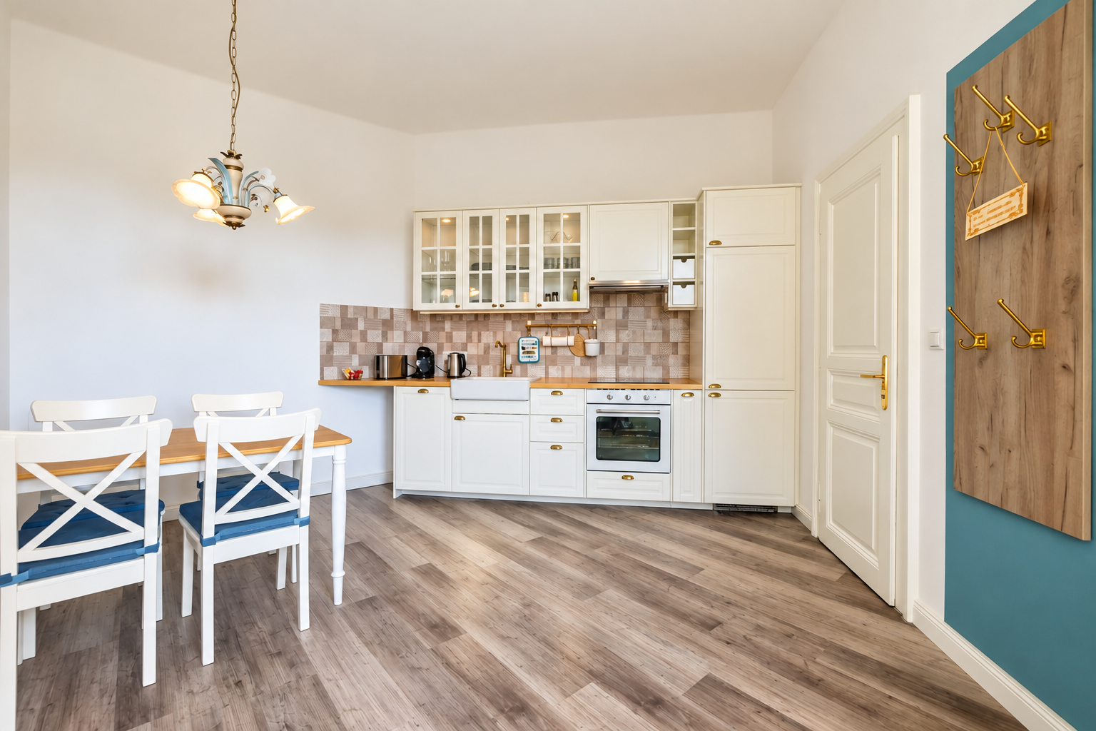 Apartment_Katja_06_Kueche_Essbereich_Eingang_Titel