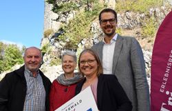 Vier Vertreterinnen und Vertreter aus Tourismus und Regionalentwicklung stehen gemeinsam für ein Foto auf der Araburg in Kaumberg.