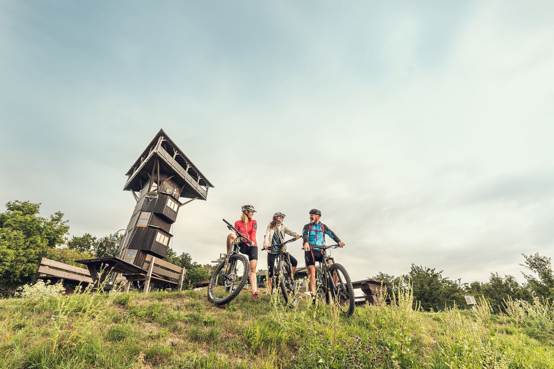 Die sanften Hügel laden zu einem unvergesslichen Abenteuer ein, während die frische Bergluft die Sinne belebt. Radfahrer genießen die atemberaubende Aussicht und die unberührte Natur, die hier in voller Pracht erblüht. Ein idealer Ort für alle, die die Schönheit der Landschaft und die Freude am Radfahren verbinden möchten.