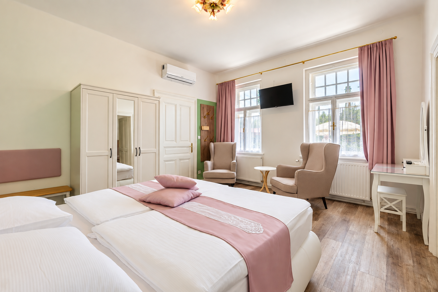 Apartment_Anja_Schlafzimmer_heller_Bettdecken