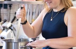 Hüttenwirtin Katja Kühmayer persönlich in der Küche