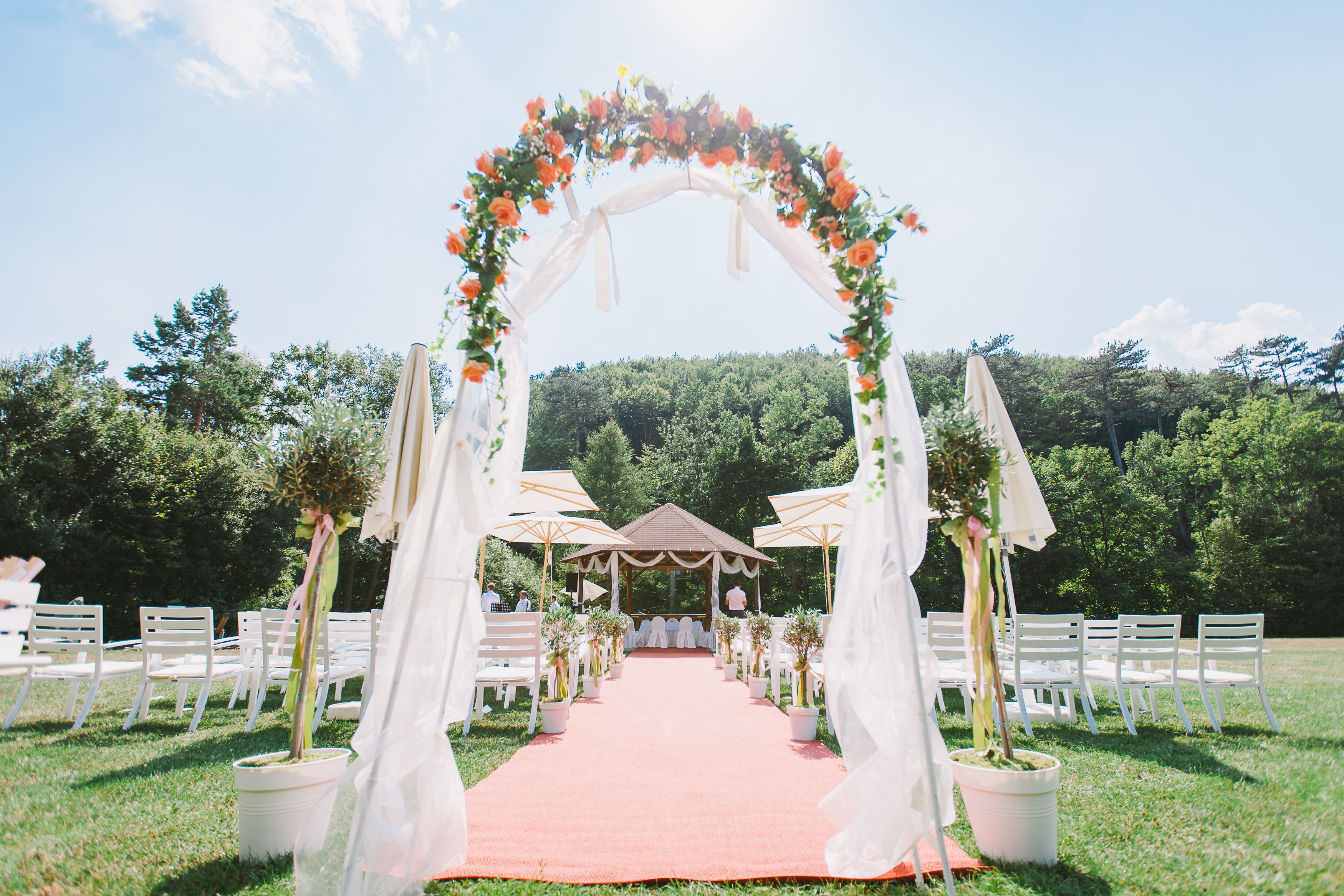 Der Garten des Seminar- und Eventhotels Krainerhütte festlich dekoriert für eine Hochzeit bei strahlendem Sonnenschein.