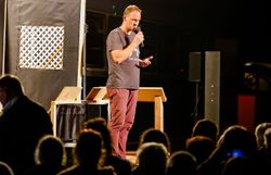 Ein stimmungsvolles Event am Kulturbahnhof Altenmarkt zieht die Besucher in seinen Bann. Die warme Abendluft ist erfüllt von Musik und fröhlichem Lachen, während die Zuschauer gebannt den Darbietungen lauschen. Ein unvergesslicher Sommerabend, der die Herzen der Menschen verbindet.