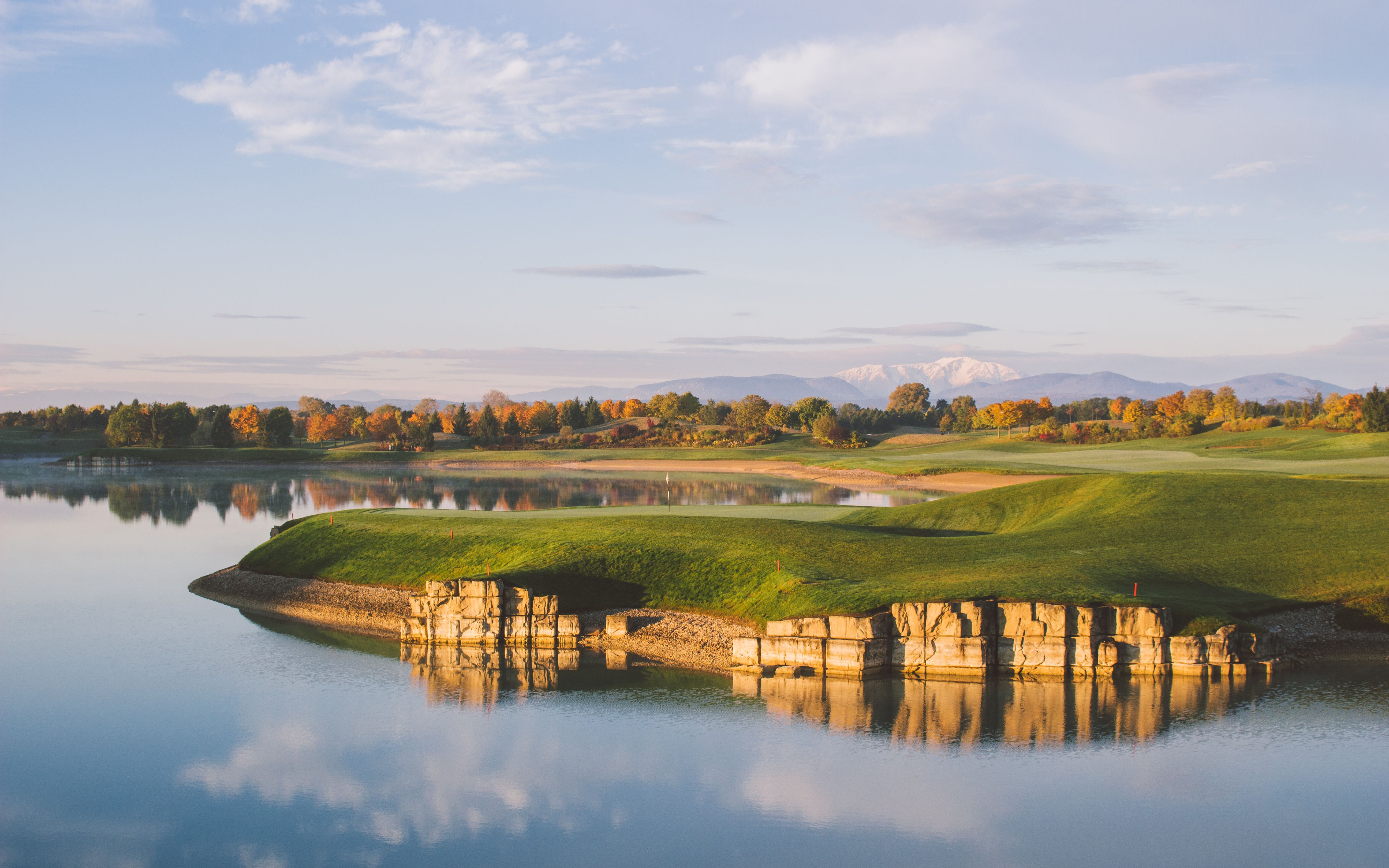 Golfplatz neben einem angelegten Teich beim Golfclub Fontana