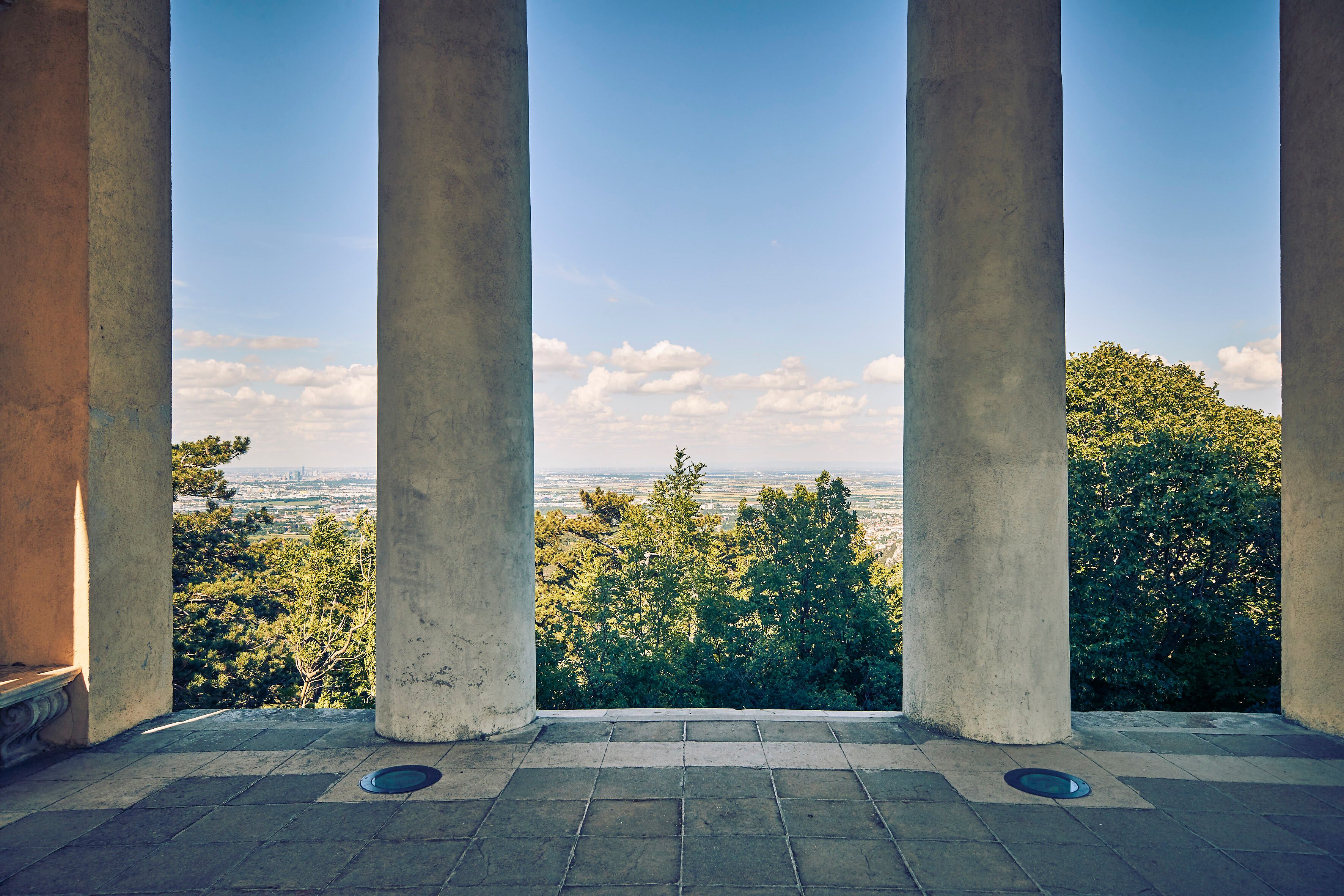 Der Husarentempel bietet einen atemberaubenden Blick über die sanften Hügel des Wienerwaldes. Die majestätischen Säulen rahmen die Aussicht ein und laden dazu ein, die Schönheit der Natur in vollen Zügen zu genießen. Hier verschmelzen Geschichte und Landschaft zu einem unvergesslichen Erlebnis.
