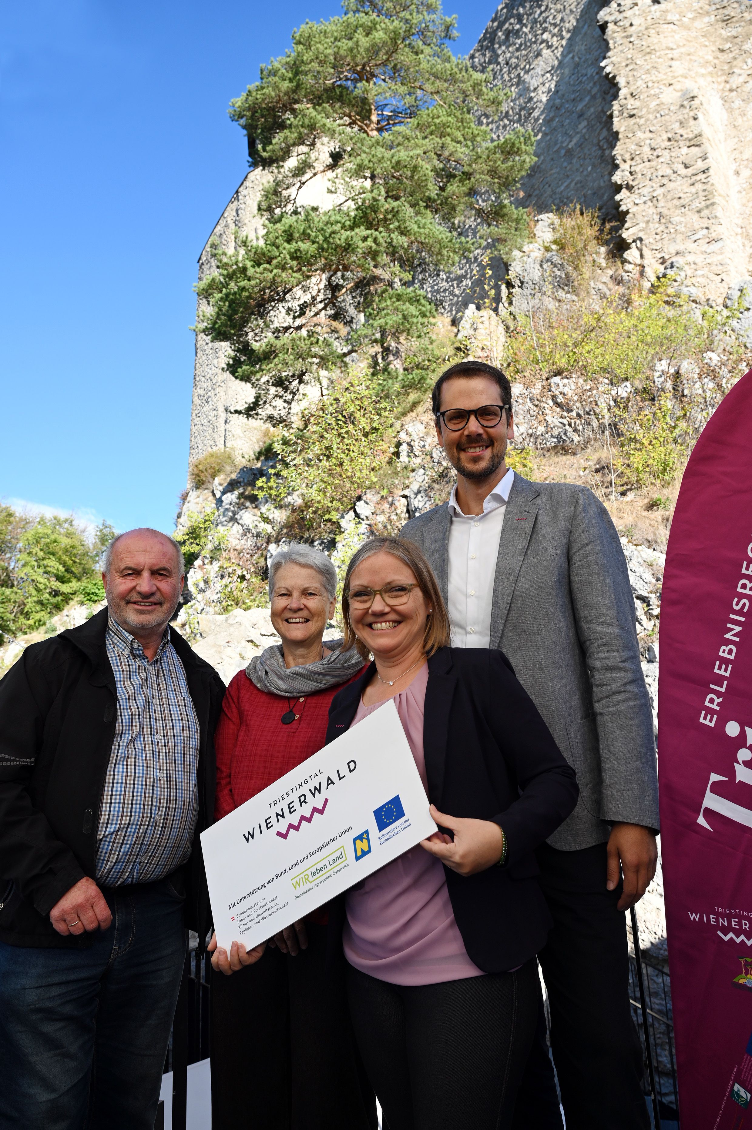 Vier Vertreterinnen und Vertreter aus Tourismus und Regionalentwicklung stehen gemeinsam für ein Foto auf der Araburg in Kaumberg.
