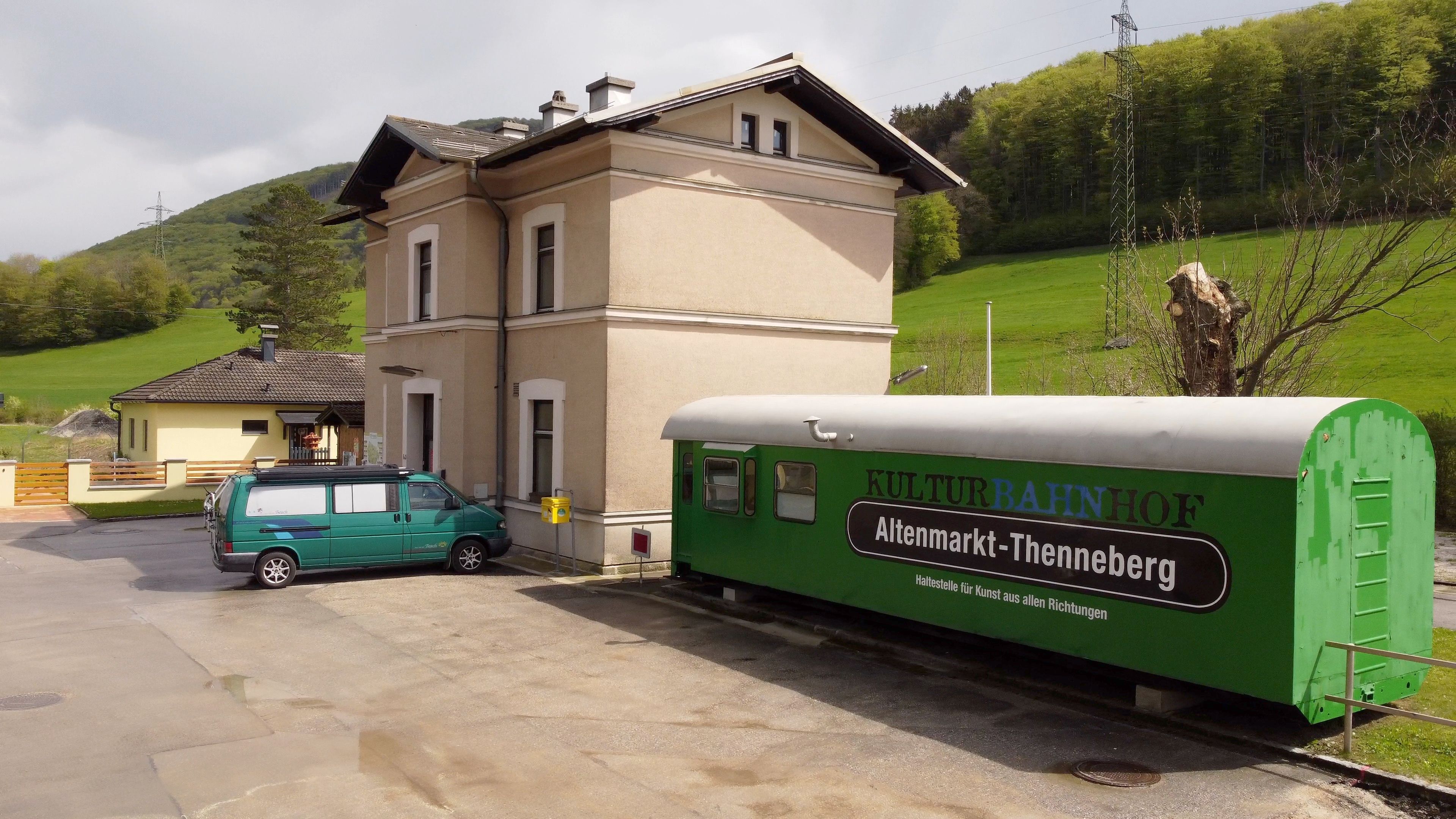 Das ehemalige Bahnhofsgebäude und ein Waggon umgebaut zur Übernachtungsmöglichkeit.