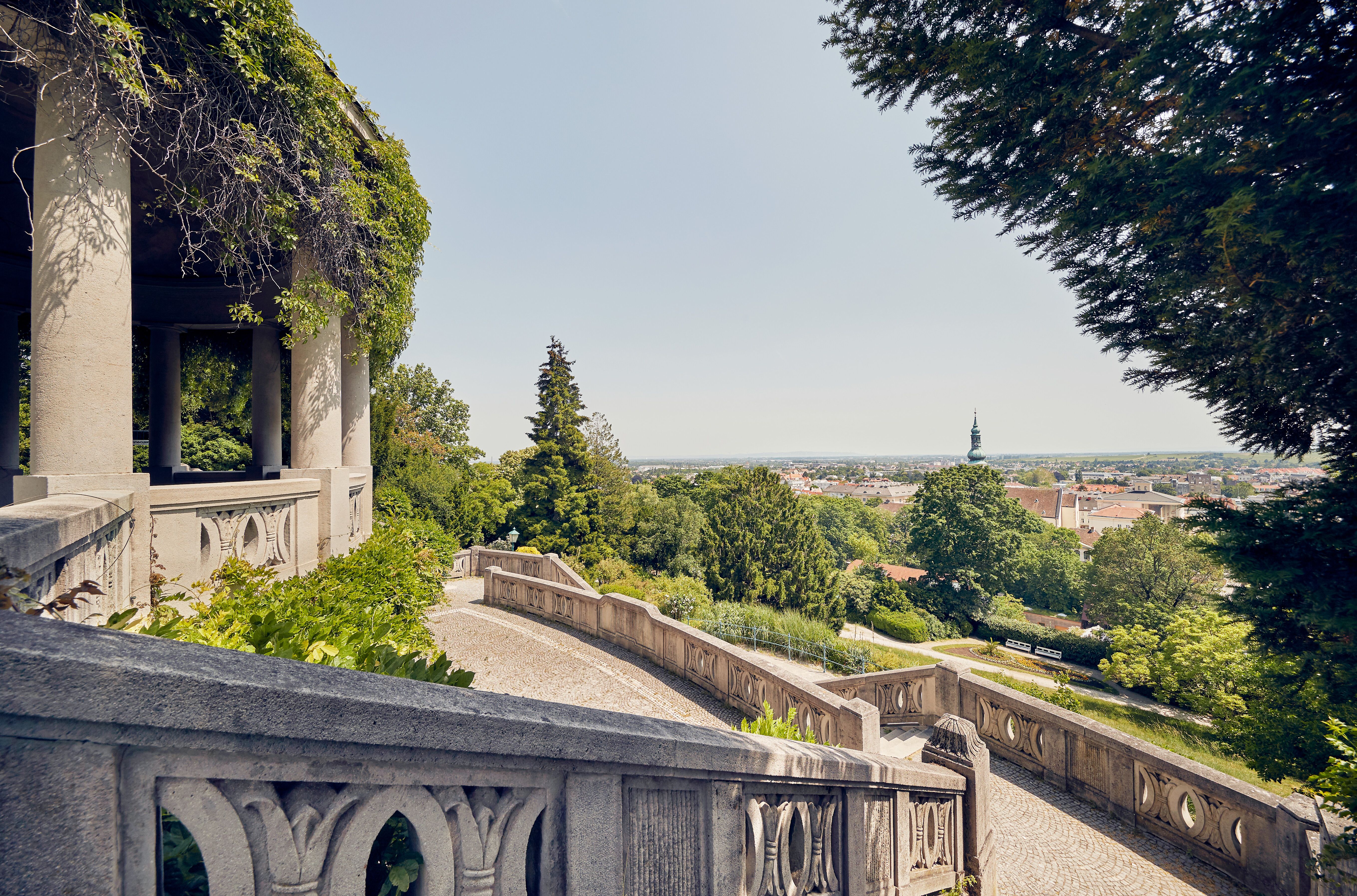Der Kurpark Baden verzaubert mit seiner idyllischen Landschaft und den sanften Hügeln, die sich in der Ferne erstrecken. Die üppigen Bäume und blühenden Pflanzen schaffen eine harmonische Atmosphäre, die zum Verweilen einlädt. Genießen Sie die frische Luft und die atemberaubenden Ausblicke auf die umliegende Natur.