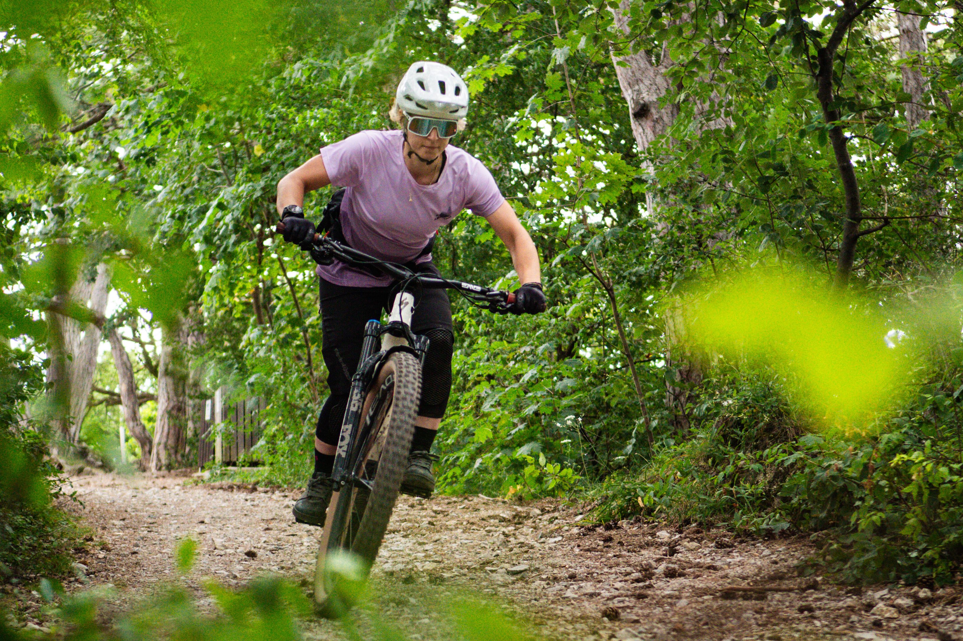Ein Mountainbiker meistert mit Geschick die kurvenreiche Strecke durch den dichten Wald. Umgeben von üppigem Grün und dem sanften Licht der Sonne, spürt er den Adrenalinkick der Natur. Hier, im Wienerwald, wird jeder Moment zum Abenteuer.